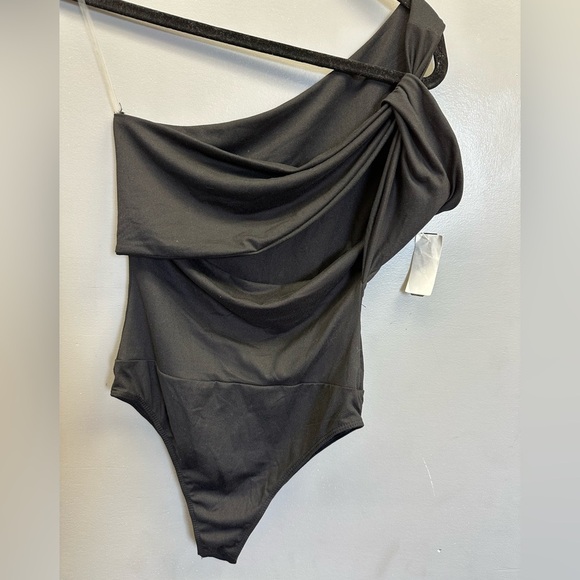 Black One-Shoulder Bodysuit - Picture 3 of 4